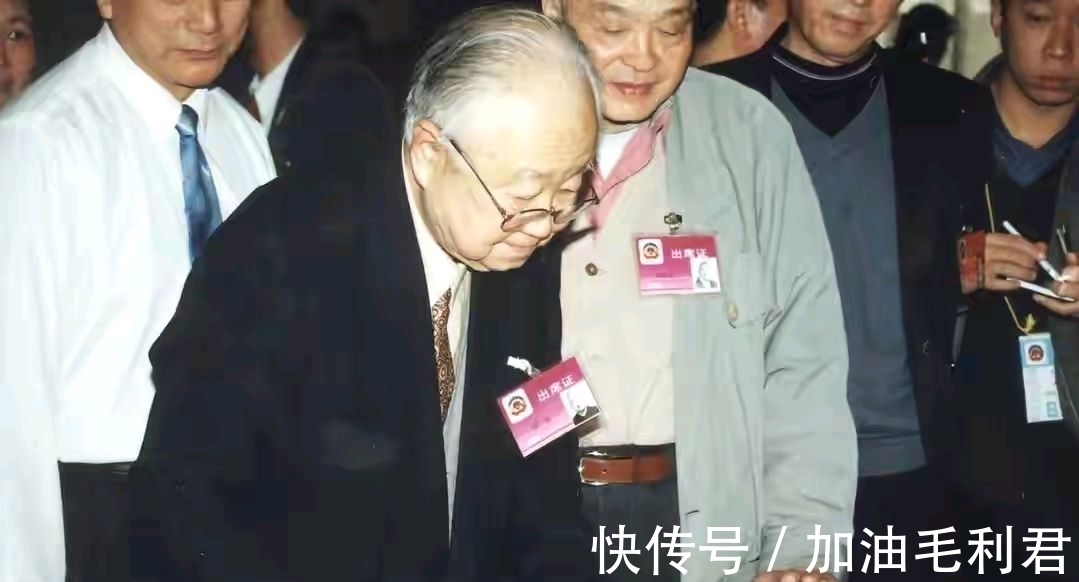 启功$启功和范曾题写牌匾对比,谁写得更好?网友:不是一个档次