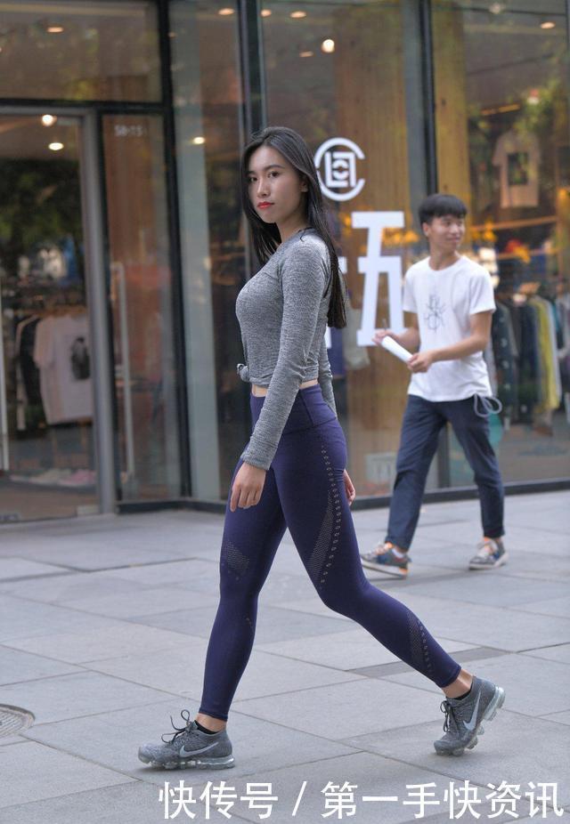 街拍一身运动装,笑容满面的美女。让人看一眼就忘不了!