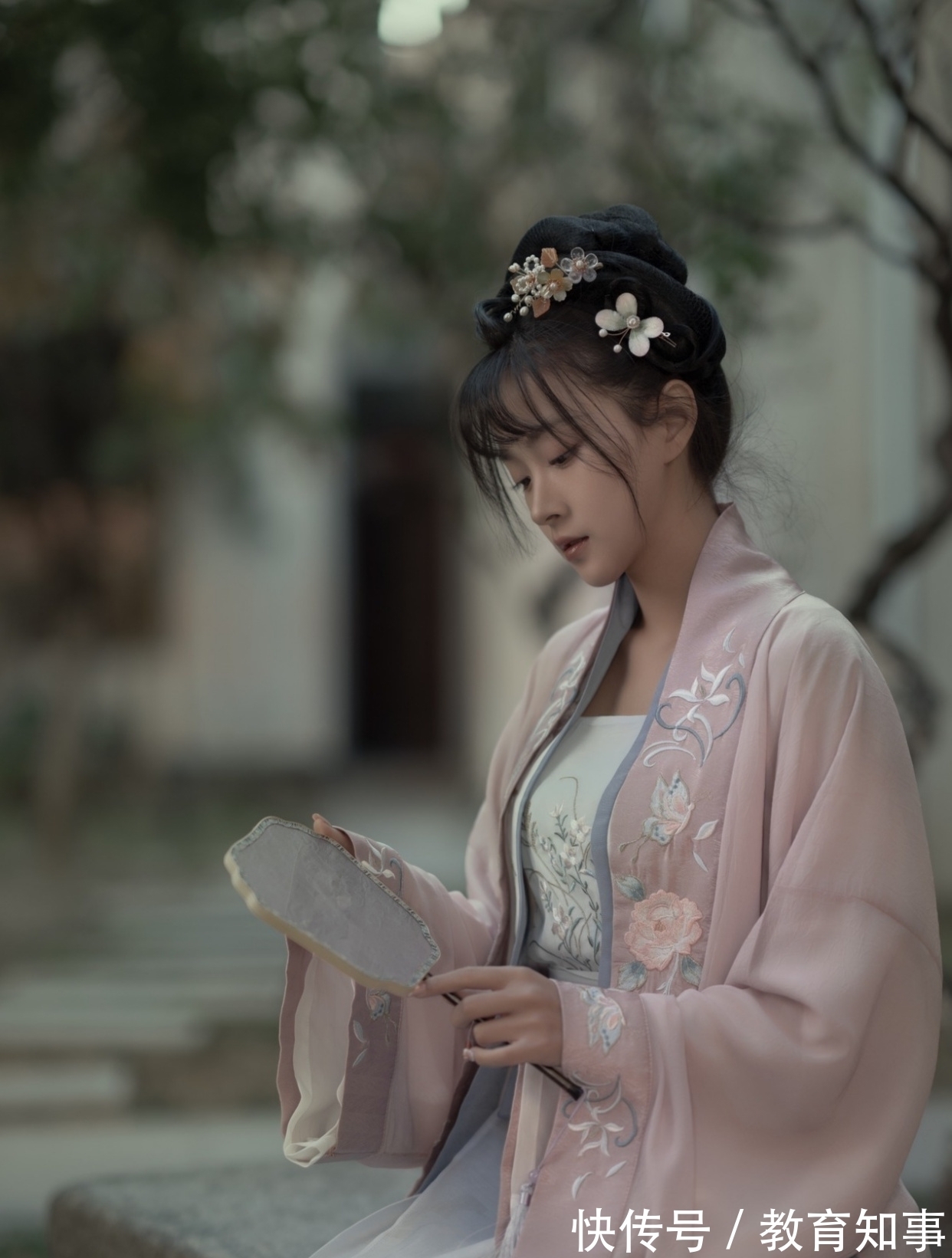 秋霜@五律丨雁宕云天阔,香生桂殿初。临窗茶一盏,欲问夜何如?