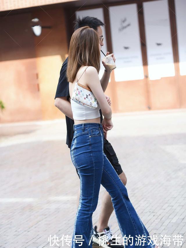 风格|白色上衣，蓝色牛仔裤，既有西部牛仔风格又有优雅气质