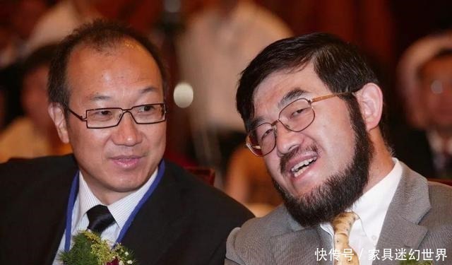马化腾|双手同时搭着两位“首富”，这位“和事佬”，江湖地位依旧未变！