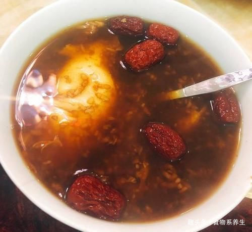 它是穷人版“阿胶”,和鸡蛋一起煮,润肤补气血,养颜,补水又淡