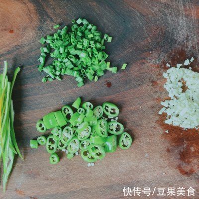 小葱|#不容错过的鲜美滋味#手撕茄子
