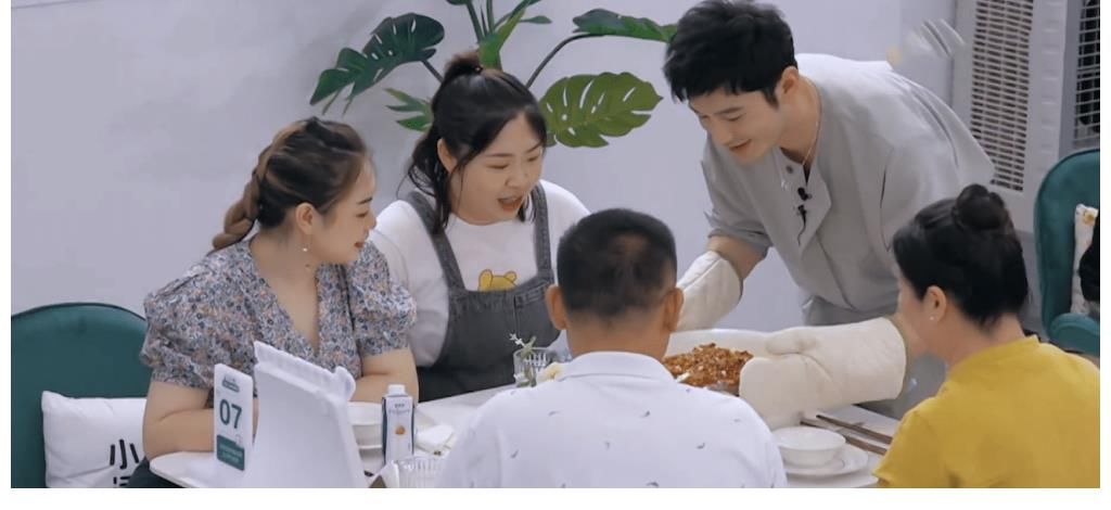 顾客|《中餐厅》迎来首批客人，黄晓明送八折福利，顾客结账时却傻眼了