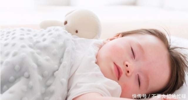 宝妈|“不靠谱”妈妈带娃午睡，不料先把自己哄着，孩子的小表情太暖心