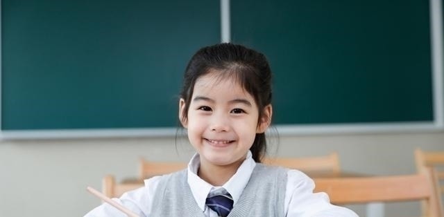 互联网时代|8岁女孩作业写成“印刷体”,爆红网络,网友:强迫症都被治好了