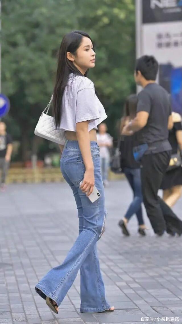比“阔腿裤”还火,今夏流行破洞喇叭裤,时髦还显高!