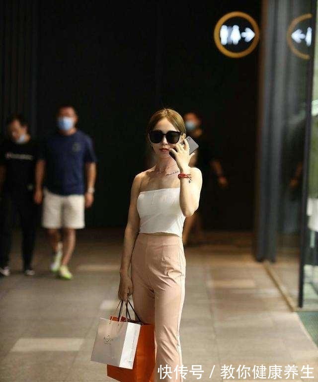 购物带 橙色手提购物带搭配白色吊带,很简约的搭配,但也不失温度!