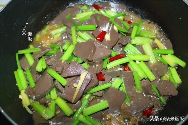 吃法|羊血和它是绝配，大火炒一炒，软嫩鲜香，比煮羊肉汤还美味