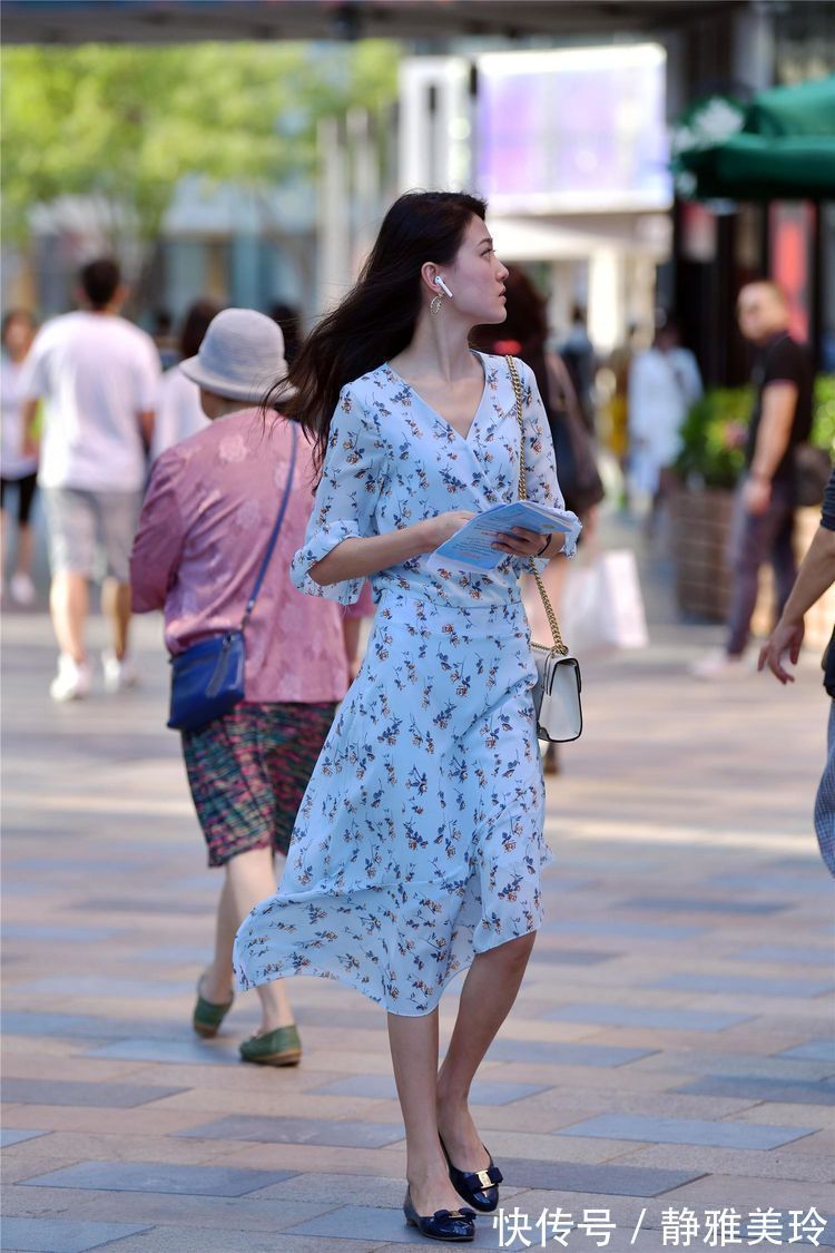 前卫感|街拍:乌黑长发的小姐姐,一身短小精悍的穿搭前卫感十足