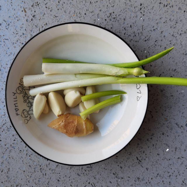  香辣虾，麻辣香味浓，肉质紧韧爽脆