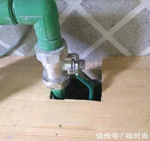 |搞笑图片幽默段子笑话:哈哈,你们两个还挺搭配,男生很乖巧哦