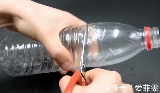 玻璃瓶上套一个塑料瓶，解决了大家都困扰的一个问题，实用又省钱