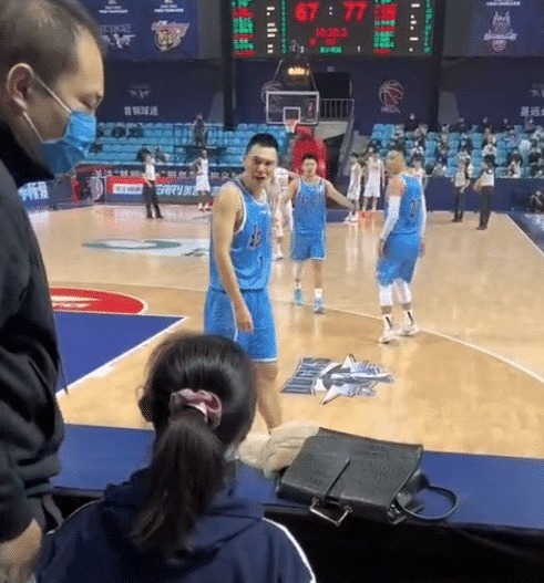 北京队|CBA女记者辱骂翟晓川被驱逐,当事人回应大反转:没骂人,规矩做人