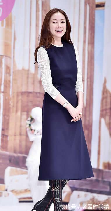 明星|大衣搭配黑裤帅气时尚又减龄,44岁像25岁,女明星简直太低调