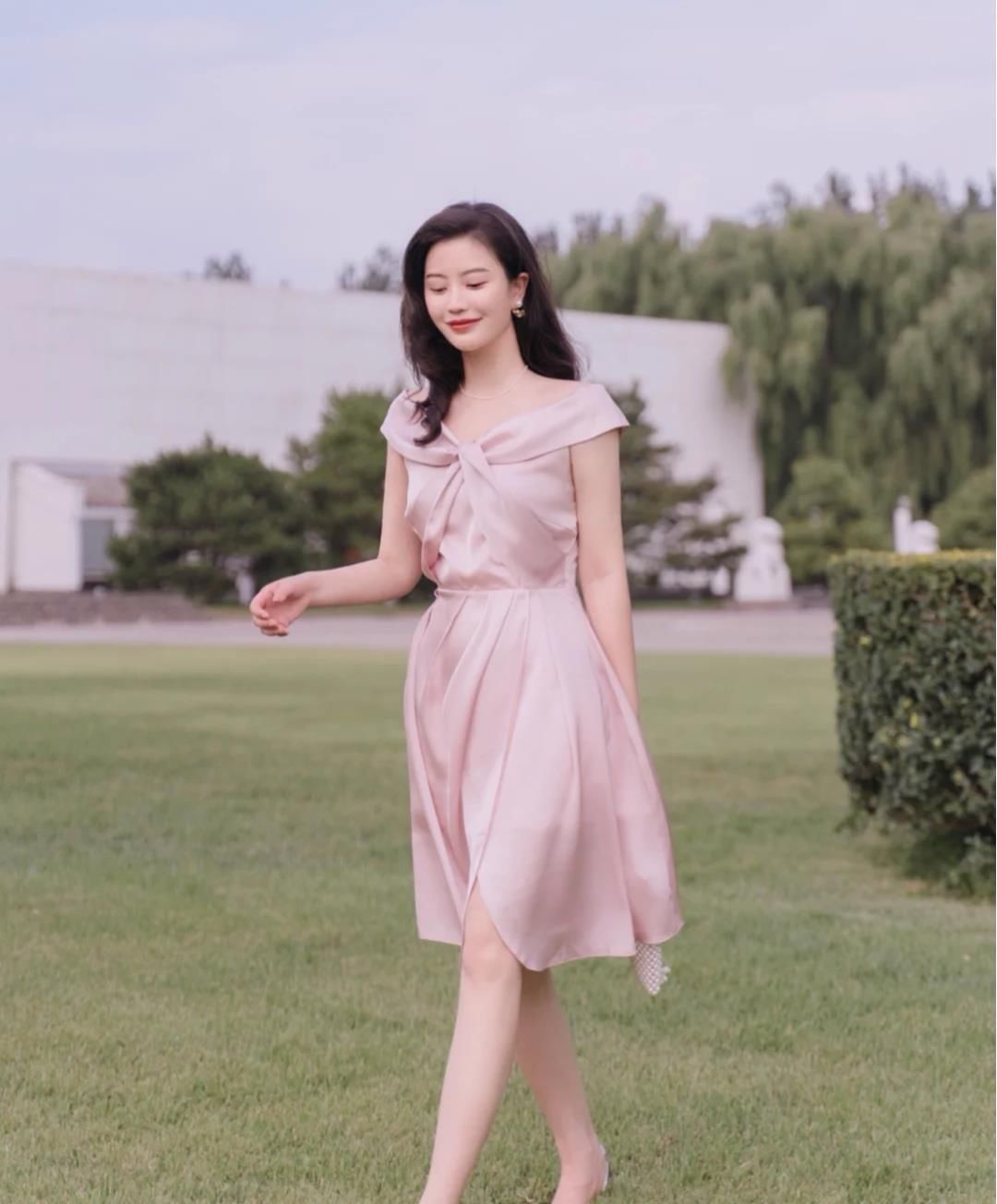 百褶裙 被“水蜜桃”穿搭圈粉了,云朵衫和百褶裙,时尚温柔“怜”人爱