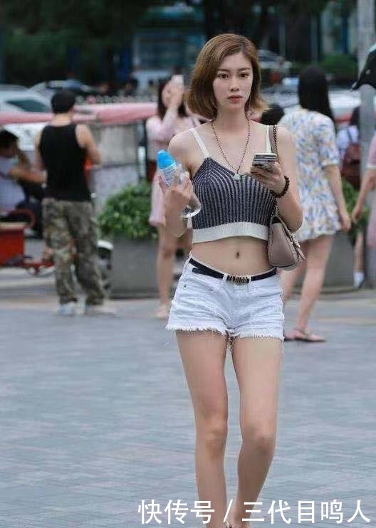 美女|街拍:个性气质显眼的美女,凹凸曼妙,修身显瘦别致又性感!