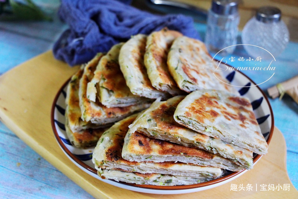 烙葱花饼,直接放葱花你就错了,多一步,立马香味扑鼻,老好吃了