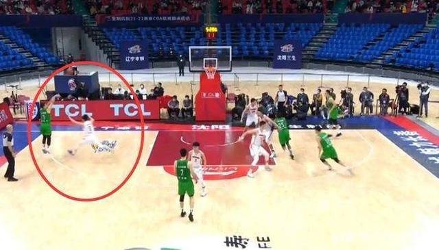 真相|胡明轩垫脚,韩德君威姆斯起冲突,慢镜头八倍镜还原真相