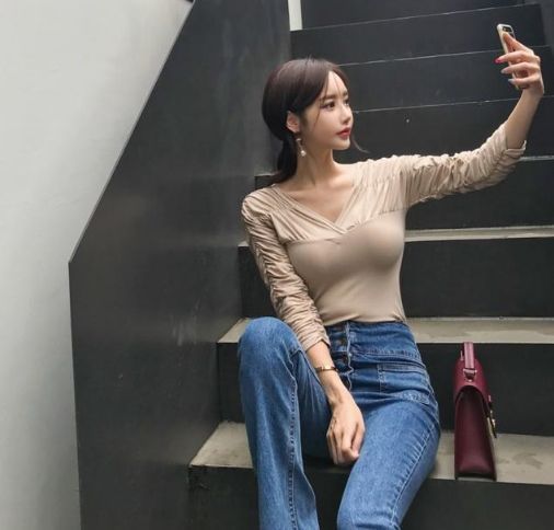 女人们|高腰喇叭牛仔裤，穿出修长的腿部线条，让你更有魅力
