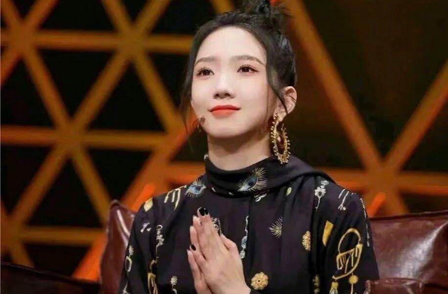 周传雄惊现《天赐的声音》舞台，孟美岐当“导师”引发热议