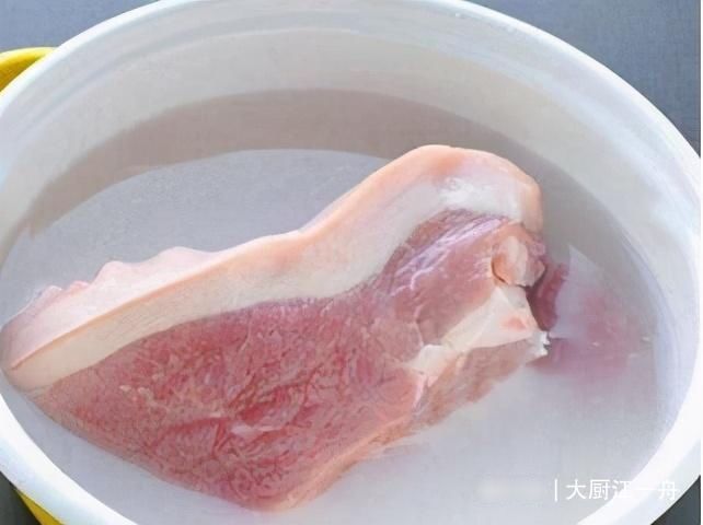  猪肉清洗有人用热水，有人用冷水大厨都不对，难怪猪肉不好吃