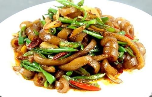 猪蹄|猪皮千万别丢掉了！只香不油腻的青椒炒猪皮，味道胜过大猪蹄