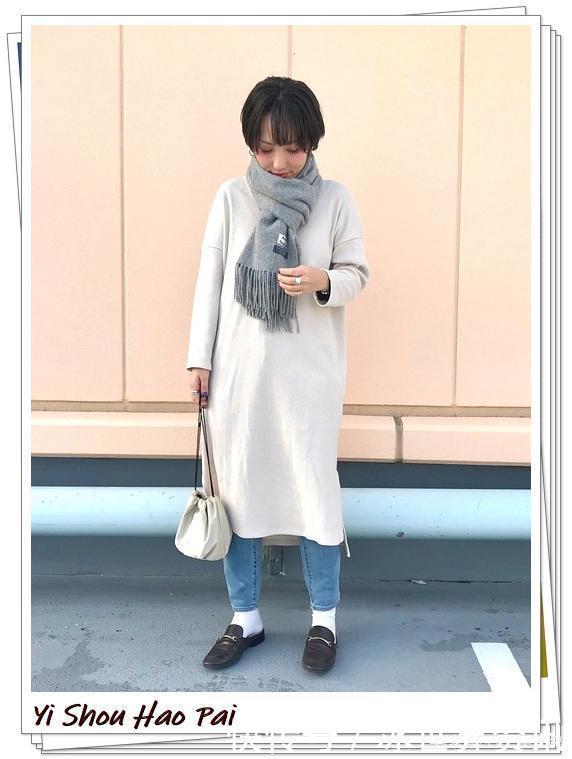 低调有气质!灰色围巾的搭配示例,简单穿搭立马变时尚