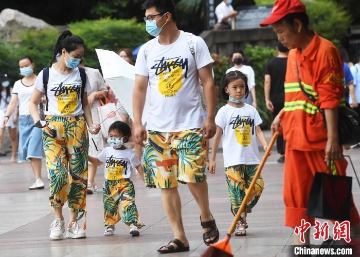 陈超|重庆持续闷热天气 市民清凉出街