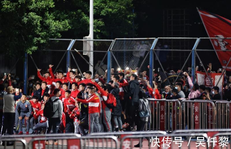 凌杰|广州球迷场外助威!41岁郑智打满全场,18岁凌杰首发建功