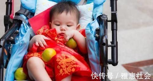 还敢这么抱孩子?当心孩子将来驼背、高低肩,家长可别不当一回事