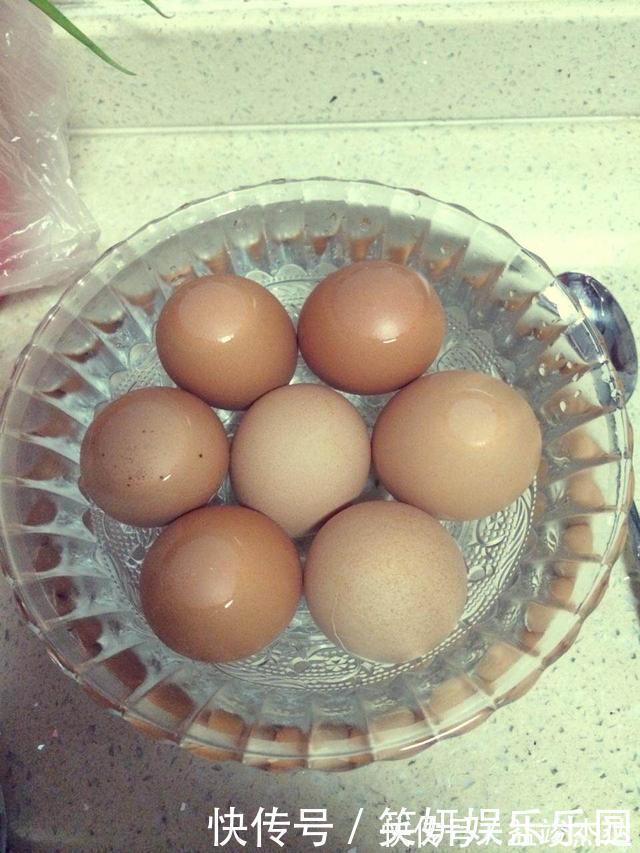 清水煮鸡蛋太普通,先煎后煮的鸡蛋才好吃,连蛋黄都入味!