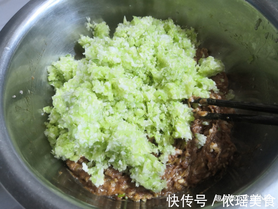 包子|最适合蒸包子的两种菜，夏季吃，维生素丰富营养多，咬一口老香了
