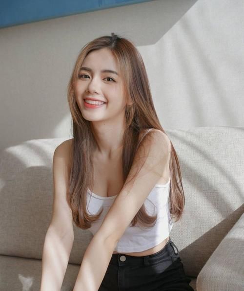 颜值 身材娇小的马来西亚女生,这几套居家穿搭,秀出了性感女人味