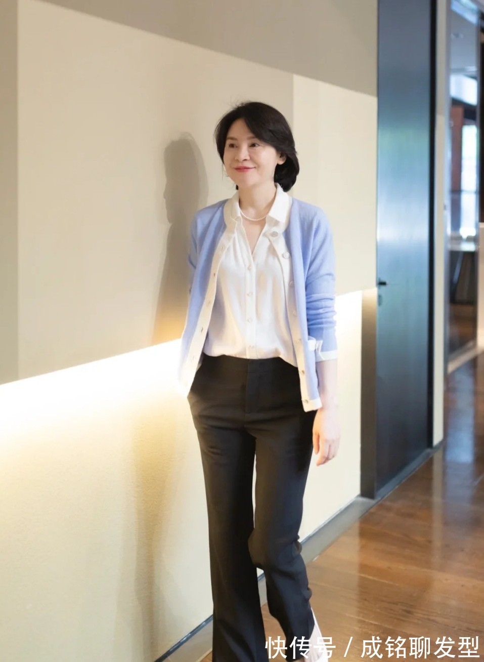 印花|奔六的女人会搭配更有魅力，学习她的减龄穿搭术，时尚优雅很高级