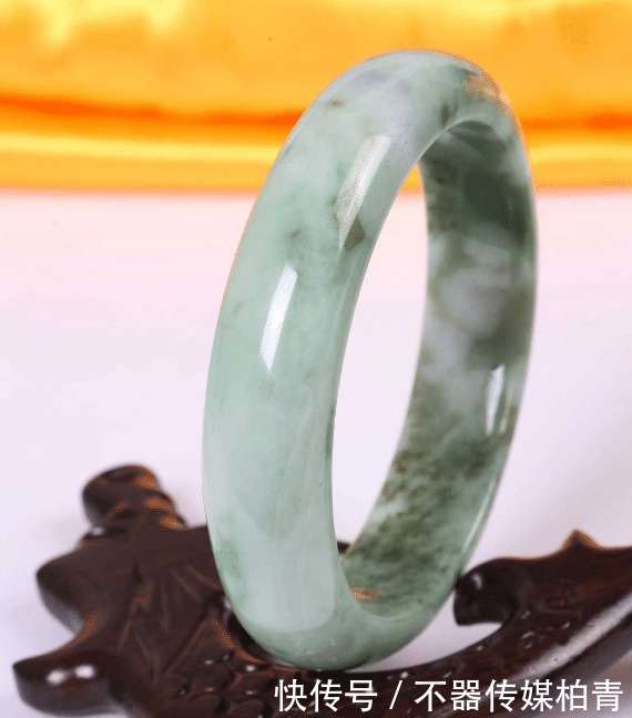 翡翠石筋|翡翠身上为什么会出现石筋?有石筋的翡翠就不值钱了吗?