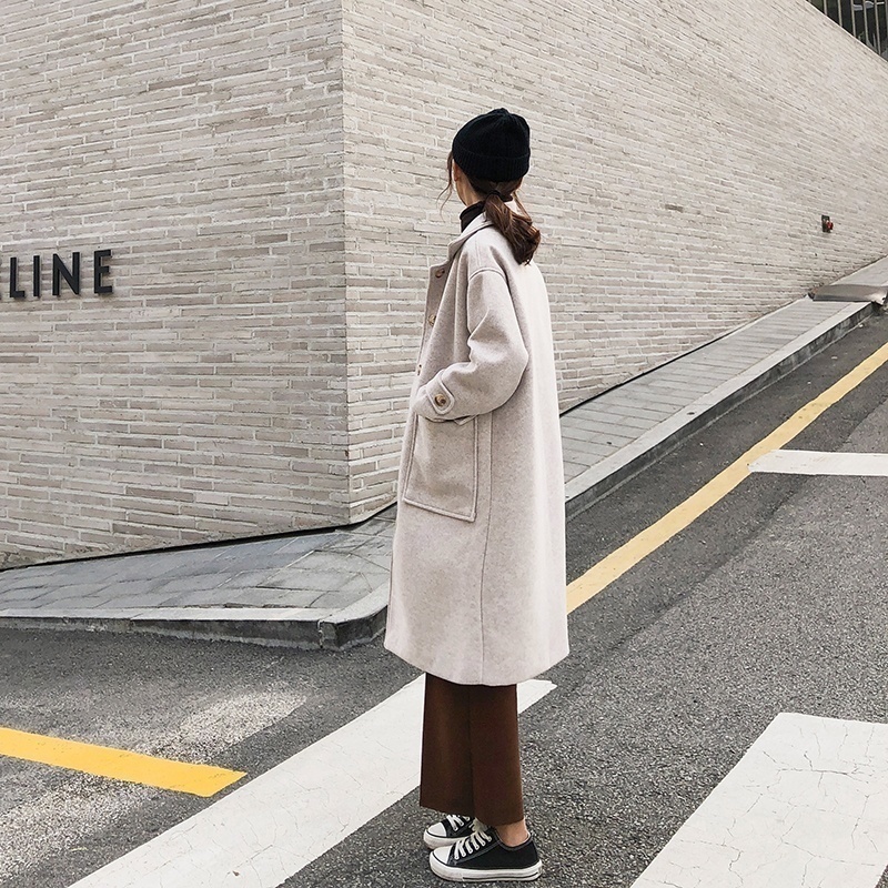 大气 建议大家大衣不要配黑裤子!瞧她那样穿,美得让人猜不出年龄