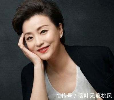 知性|知性女神杨澜戴翡翠手镯高贵大方！万种风情于纤细手腕中尽数体现