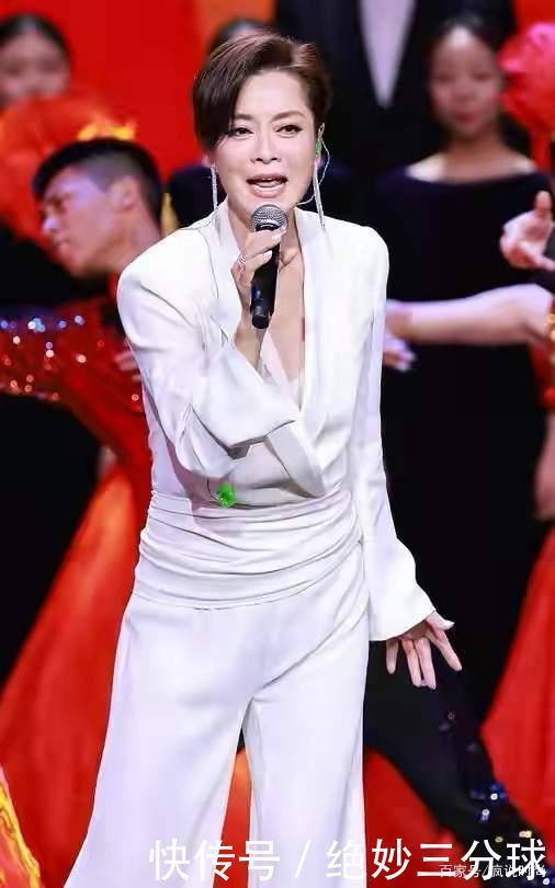 57岁毛阿敏真敢穿,大红连体裤配大金链子,不仅不俗还很高级