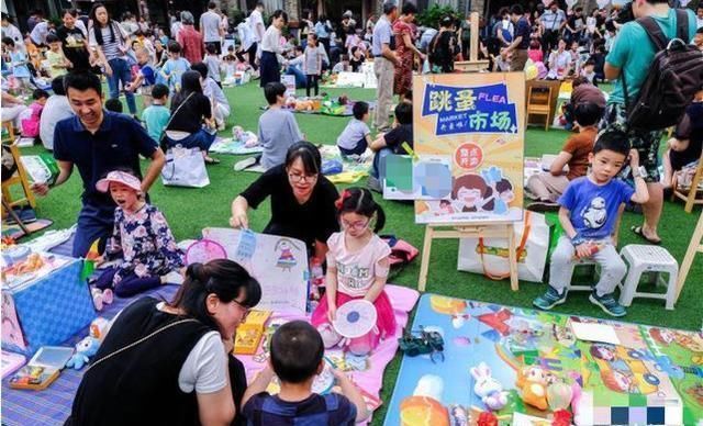 幼儿园|幼儿园办“跳蚤市场”，宝宝拿出了妈妈的钻戒，8元标价气笑宝妈