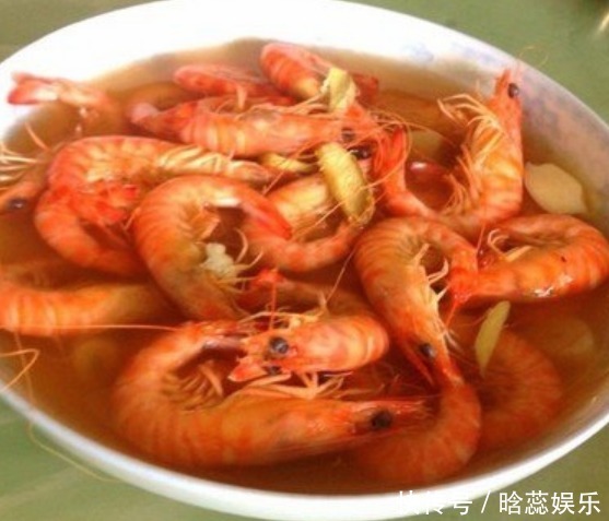 煮虾时，放油好还是放盐好大厨都不对，放它虾肉才会更鲜嫩！