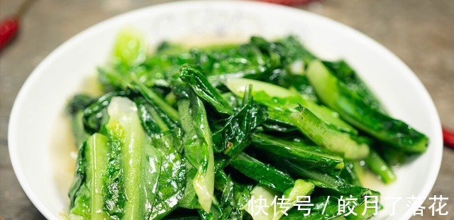 青菜不能直接下锅炒，牢记2个小窍门，出锅青菜翠绿还不出水！
