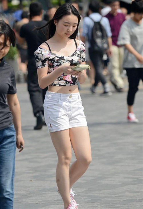 街拍小美女身穿露肩上衣，完美展现下半身失踪，潮流时尚搭配令人心动