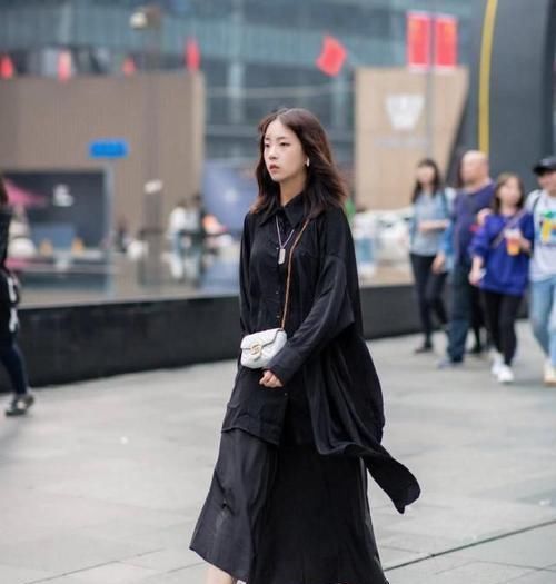 小姐姐蓝色紧身上衣搭配裸色不规则短裙,气质优雅大方