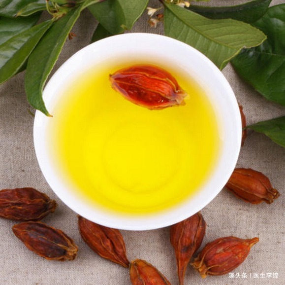 泡水|晚上易失眠多梦用此物泡水,睡前来一杯,改善睡眠,一觉到天亮