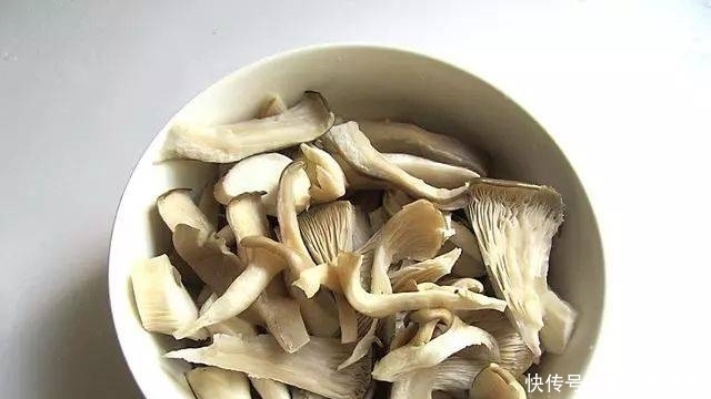 好吃|2分钟教会你家常菜“猪肉炖粉条”的做法,好吃得停不下来