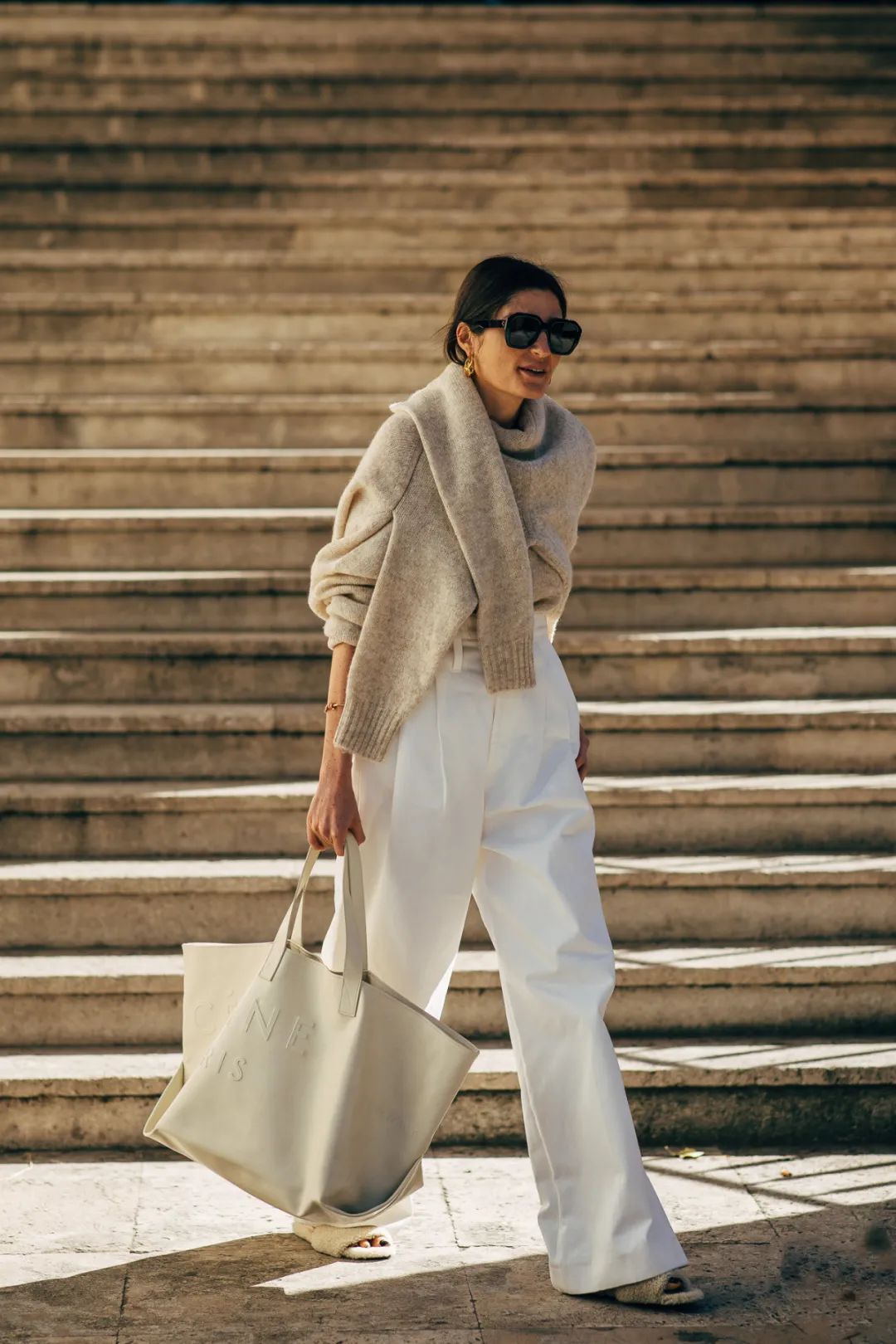 collins|朱莉最爱的奶油色，要怎么穿才看起来温柔又多金？