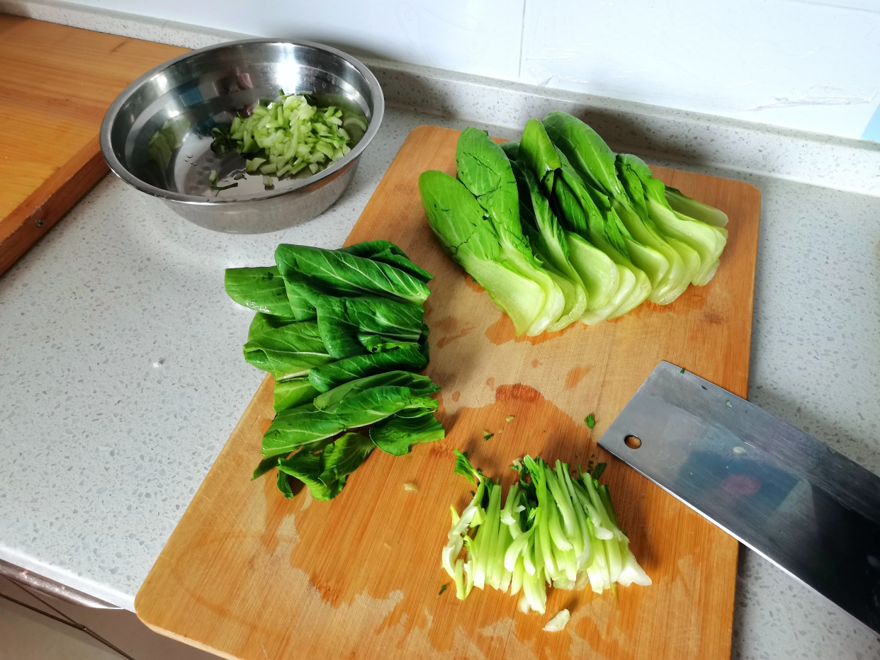 用这绿叶蔬菜包包子,还是第一次吃,味道鲜美,吃一次还想吃