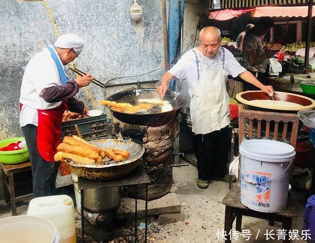 七旬老汉炸油条三十年,一根价格顶别人三根,每天早上摊前挤满人