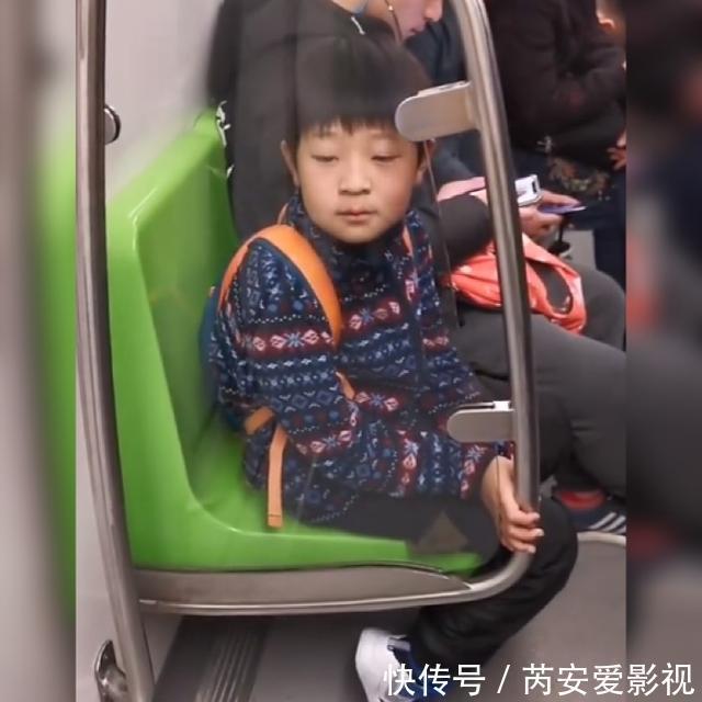 幽默|地铁“超幽默男孩”火了,网友忍不住笑出声:身价瞬间翻几倍